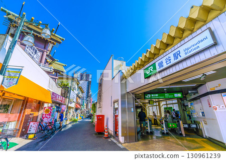 日本東京城市景觀，包括鶯谷站（北出口）、飯店區和本見島神社（第 17 名） 130961239