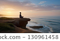 一位女士靜靜地冥想，眺望大海的剪影 130961458