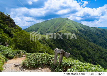 [Japan's 100 Famous Mountains] Midsummer scenery of Jiroui seen from the traverse of Mt. Tsurugi, Miyoshi City, Tokushima Prefecture 130961658