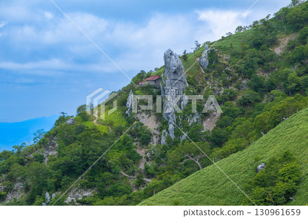 [Japan's 100 Famous Mountains] Midsummer view of the Otoishi stone pagoda, the sacred object of Otsurugi Shrine, seen from a traverse of Mt. Tsurugi. Miyoshi City, Tokushima Prefecture 130961659