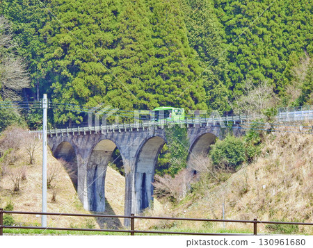 BRT巴士經過福岡縣東豐村栗野大橋 BRT巴士經過福岡縣東豐村栗野大橋 130961680