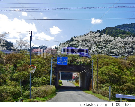 福岡縣東豐村築前岩屋站附近行駛的BRT彥星線巴士 福岡縣東豐村築前岩屋站附近行駛的BRT彥星線巴士 130961682