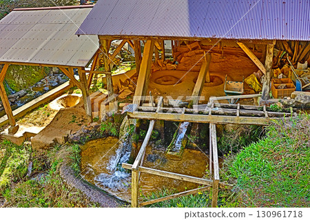 大分縣日田市山區的Onta ware村的傳統砂漿 130961718