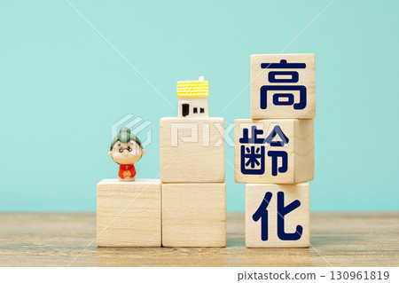 象徵「衰老」的木塊和木偶的照片 130961819