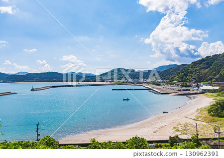 宮崎縣小土津港的漁港和沙灘在藍天的襯托下閃閃發光 130962391