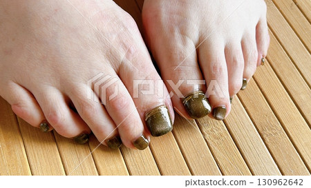 Cute and grown-up autumn accessory for foot nails 130962642