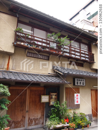 Retro architecture with a sense of everyday life in Tokyo's downtown area. 130962688