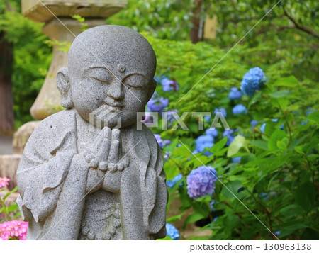 地藏山和繡球花 130963138