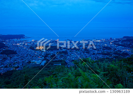 從天狗山眺望小樽市的傍晚和夜景 130963189