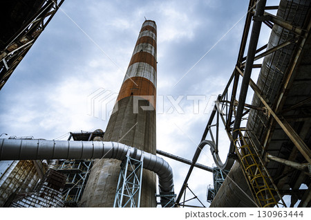 延伸至藍天的條紋煙囪和工業建築的結構美 130963444