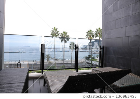 從豪華度假酒店的陽台欣賞壯麗的景色 130963453
