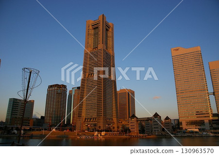 橫濱港未來地標塔在清晨的陽光下向橫濱港 130963570