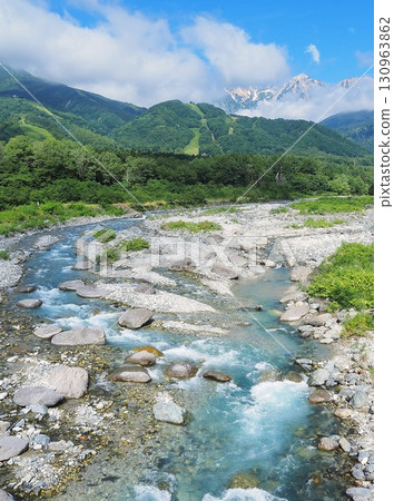 長野縣，從白馬橋眺望白馬山脈，八月 130963862
