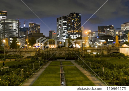 Nakanoshima night view and lawn 130964275