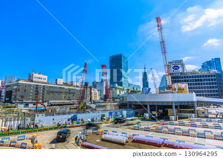 9月17日，日本東京城市景觀。展望新宿站及新宿站西口的再開發…邁向新時代 130964295