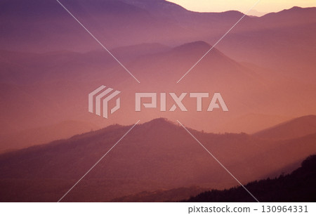 夕陽映照下的山 130964331