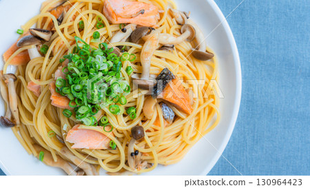 日式鮭魚菇義大利麵 日式鮭魚菇義大利麵 130964423