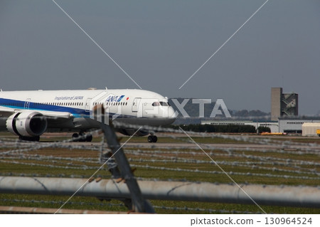 客機降落在愛媛郡松山機場 客機降落在愛媛郡松山機場 130964524