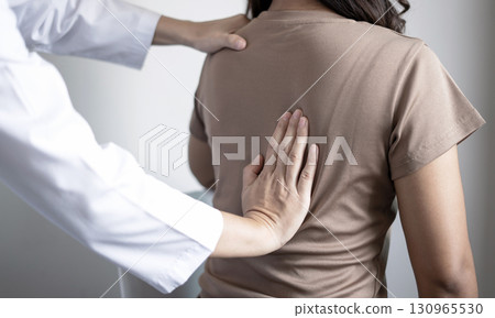 Female patients consulted physiotherapists with Low back pain for examination and treatment. Rehabilitation physiotherapy concept Female patients consulted physiotherapists with Low back pain for examination and treatment. Rehabilitation physiotherapy concept 130965530