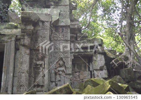 被叢林吞噬的雕塑2 130965545