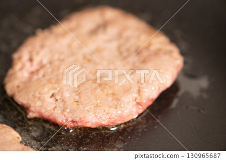 漢堡肉餅在熱板上烤（庫存照片） 130965687