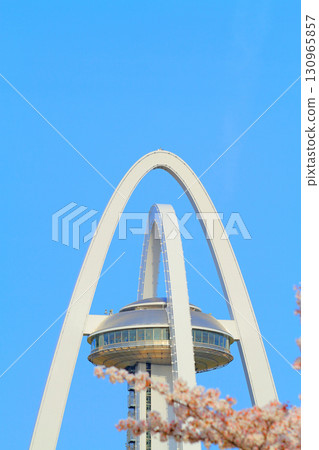 Twin Arch 138 and cherry blossoms in full bloom in Ichinomiya City, Aichi Prefecture 130965857