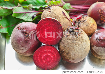 從自家花園收穫的鮮紅甜菜 130966238