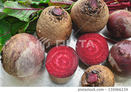 從自家花園收穫的鮮紅甜菜 從自家花園收穫的鮮紅甜菜 130966239