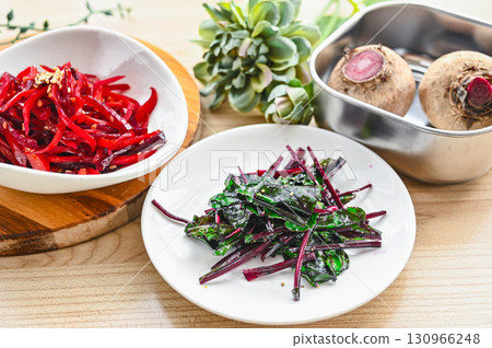 Stir-fried beet leaves and beetroot kinpira 130966248