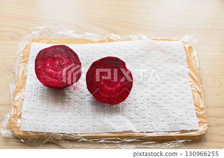 切開收穫的蔬菜:甜菜 切開收穫的蔬菜:甜菜 130966255