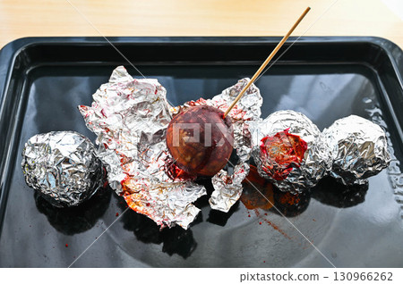 將烤肉叉插入烤好的甜菜中，檢查是否烤熟。 130966262