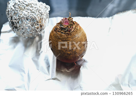 通過在烤箱中烘烤而製備的甜菜 通過在烤箱中烘烤而製備的甜菜 130966265