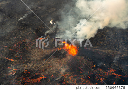 火山爆發和熔岩流動（冰島） 130966876