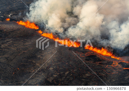 冰島火山爆發和熔岩流 130966878