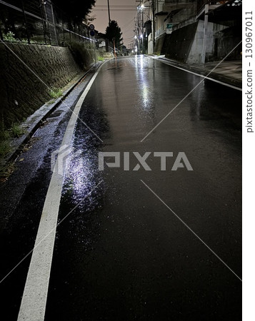 雨後夜路上城市燈光的倒影 130967011