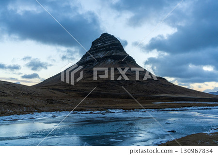 冬季的 Kirkjufell 山和冰冷的河流 冬季的 Kirkjufell 山和冰冷的河流 130967834