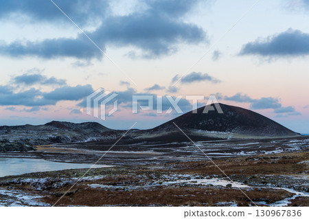 冰島火山錐和冬季荒野景觀 冰島火山錐和冬季荒野景觀 130967836