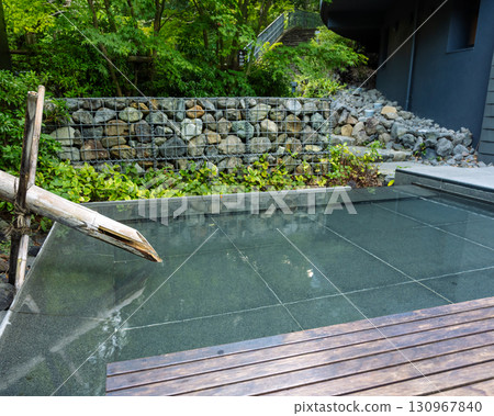 湯河原萬葉公園入口露臺上的足湯 130967840