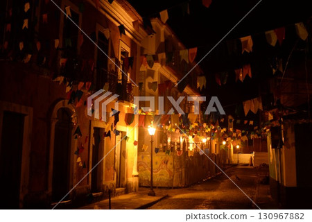 路燈照亮的老城區 3 130967882