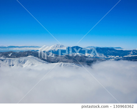 Sea of clouds and snow-capped Mount Asama (taken from the summit of Mount Yokote, Yamanouchi Town, Nagano Prefecture) 130968362