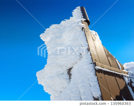 Hoarfrost known as "shrimp tails" formed on a building chimney (Yamanouchi Town, Nagano Prefecture, Yokoteyama) Hoarfrost known as "shrimp tails" formed on a building chimney (Yamanouchi Town, Nagano Prefecture, Yokoteyama) 130968363