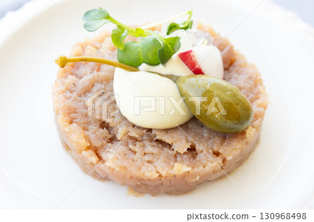 Delicious tuna carpaccio 130968498