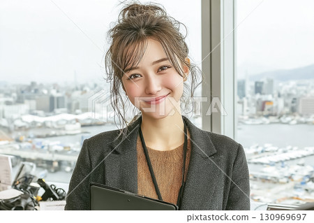 美優系列：辦公室裡拿著平板電腦微笑的女商人（職業婦女系列） 130969697