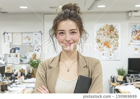 美優系列：辦公室裡拿著平板電腦微笑的女商人（職業婦女系列） 130969699