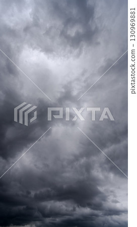 多雲的天空素材(垂直構圖) 多雲的天空素材(垂直構圖) 130969881