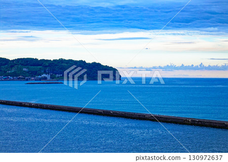 從小樽港出發的新日本海渡輪「Azalea」號上欣賞日本海的日落 從小樽港出發的新日本海渡輪「Azalea」號上欣賞日本海的日落 130972637