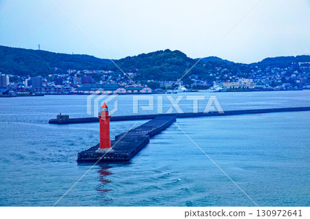 從小樽港出發的新日本海渡輪「Azalea」號上眺望紅色燈塔和小樽街景 130972641