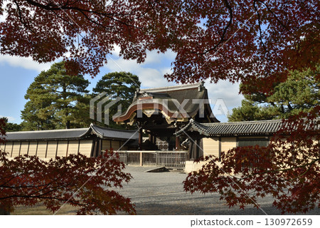 被秋葉包圍的見春門（京都市上京區） 130972659