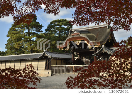 Kenshunmon Gate (Kamigyo Ward, Kyoto City) surrounded by autumn maple leaves 130972661