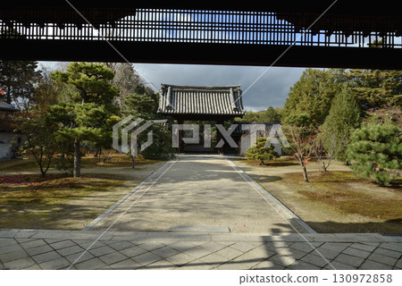 Zuishin-in Temple: Yakuimon Gate seen from the main entrance (Yamashina Ward, Kyoto City) Zuishin-in Temple: Yakuimon Gate seen from the main entrance (Yamashina Ward, Kyoto City) 130972858